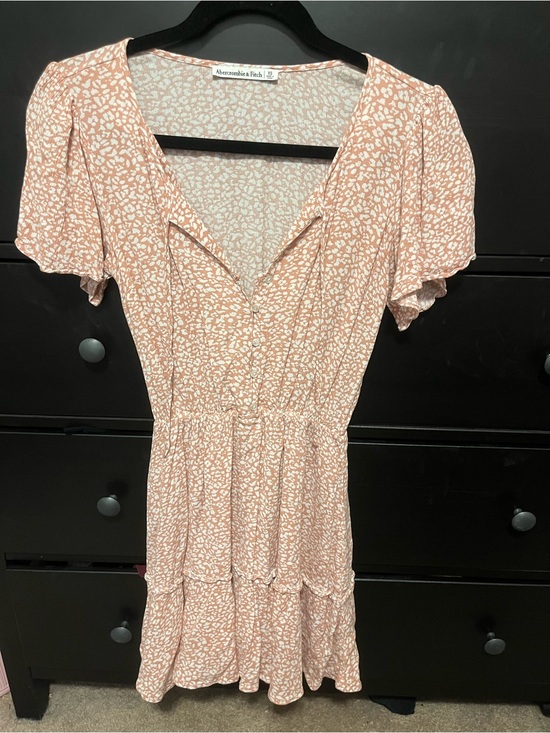 Abercrombie & Fitch Dresses & Skirts - Abercrombie & Fitch Dusty Rose Printed V-Neck Ruffle Dress